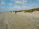 Hanna beim Kubb-Spiel am Strand