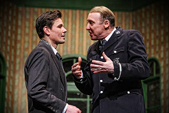 Harald Effenberg als 'Sergeant O'Hara' und Tilman Günther als 'Mortimer' (v.r.n.l.) in 'Arsen und Spitzenhäubchen' im Schlosspark Theater (Foto: DERDEHMEL)