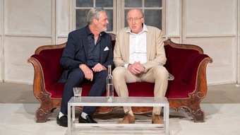 Szenenfoto aus 'Das Blaue vom Himmel': Bernhard und Philipp sitzen auf dem Sofa