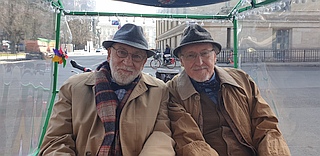 privates Szenenfoto: Dieter Hallervorden und Harald Effenberg in der Rikscha